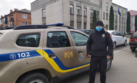 У Жмеринці поліцейські через гучномовець інформують населення про необхідність дотримання карантину