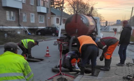 Звягельські комунальники усували аварійні витоки води та прочищали каналізаційні мережі