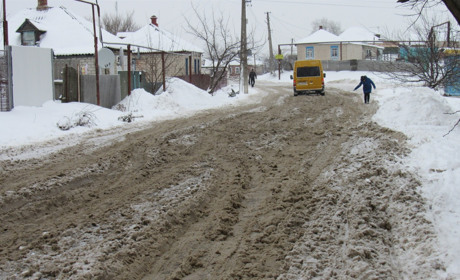 У Сватовому на Островського знову встановили блоки, щоб не їздили великовантажні машини