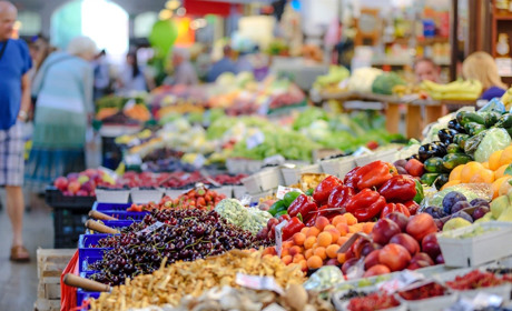 Попри рішення Міністерства охорони здоров’я продуктові ринки у Сватовому не відкриють