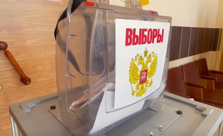 Окупанти під час “голосування” вручають повістки