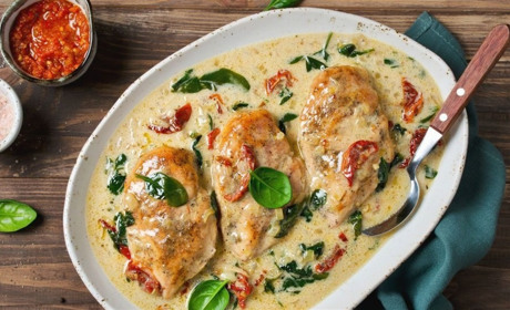 Рецепт дня: курячі стегна у вершковому соусі з грибами