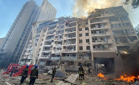 Сьогодні росія ракетами обстріляла Київ: зруйновані житлові будинки, з-під завалів рятують людей