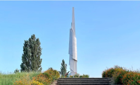 Російські окупанти занедбали пам’ятник жертвам нацизму в Каховці