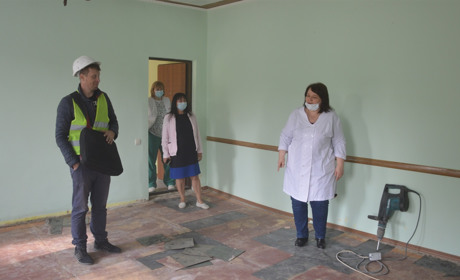 У Сватовому у багатопрофільній лікарні ремонтують приймальне відділення: що вже зробили