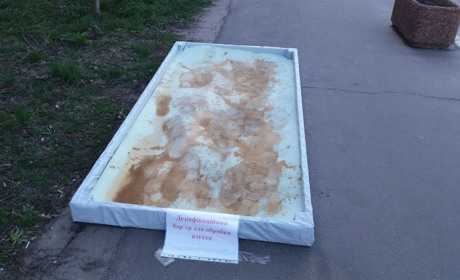 У Сватовому на вулицях встановили бар’єри для дезінфекції взуття. Як це допоможе вберегтися