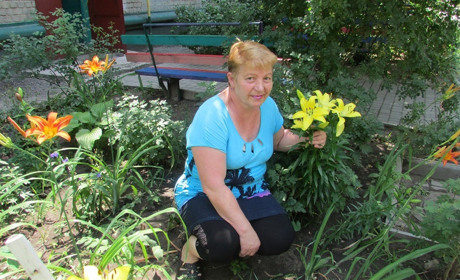 Под ее окном горят «царские свечи»: как бывшая железнодорожница цветоводом стала