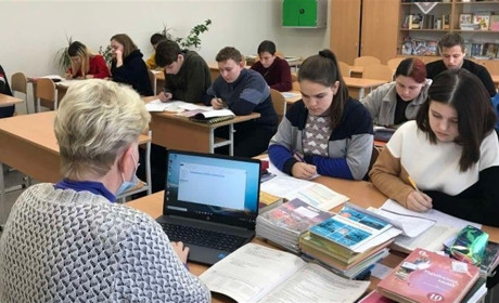 «Ноутбук кожному вчителю»: педагоги Петропавлівської громади отримали сучасні комп’ютери