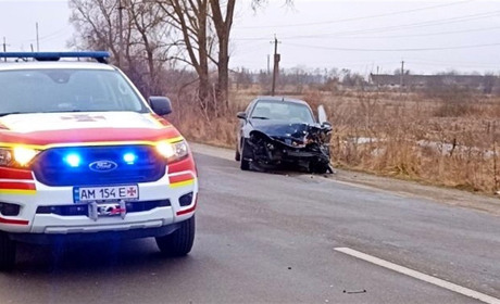 У Звягелі після ДТП водія затисло між дверима та сидінням автівки — чоловіка дістали рятувальники