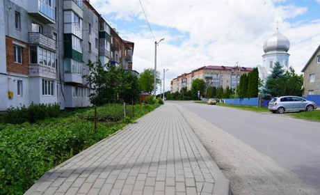 У Городку облаштували тротуар коштом Компанії «Контінентал» і готують благоустрій ще одного двору