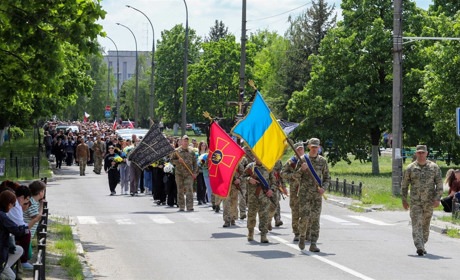 Остання дорога Героя: Нетішин провів у вічність Романа Шатковського