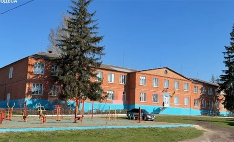 Вчителі на Одещині власноруч ремонтували житло для ВПО, щоб врятувати школу від закриття