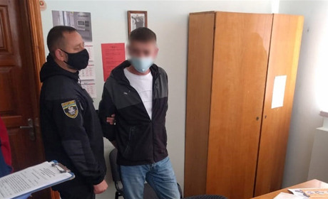 Пропонували 200$ та 10 000 грн. За спробу підкупу поліції судитимуть двох мешканців Хмельниччини
