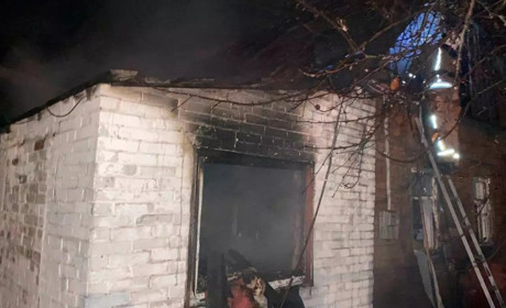 Вогнеборці врятували жінку та чоловіка із задимленого будинку по провулку Лозовому (ВІДЕО)