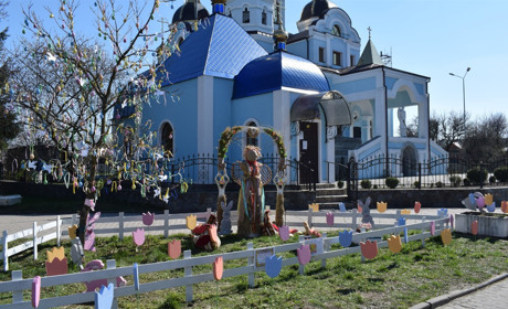 Великоднє дерево біля храму: хто організував фотолокацію