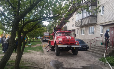 У Сарнах горів балкон: власників квартири врятували