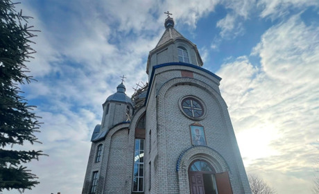 Єпископ ПЦУ Паїсій освятив надкупольний центральний хрест храму в с. Великий Молодьків