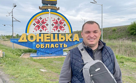 Вперед автівкою, назад — автостопом. Історія безстрашного водія, який возить допомогу на фронт