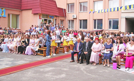 Двоє учениць Володимирецького колегіуму склали ЗНО на 200 балів