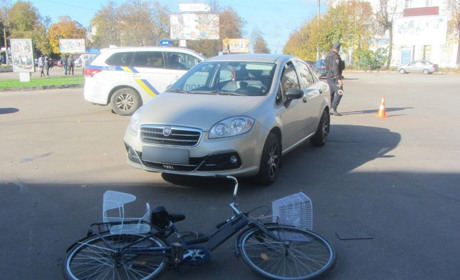 Автомобіль наїхав на перехресті у Шостці на велосипедистку з дитиною