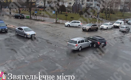 Дві автівки не розминулися на перехресті у Звягелі: відео системи "Безпечне місто"