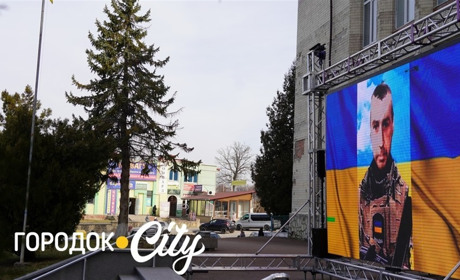 Городок вшанував Віктора Глєбова: у річницю загибелі захисника транслювали відеоспомин