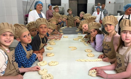 На переяславському хлібозаводі дітям показали, як випікають хліб та навчили робити "плетінку"