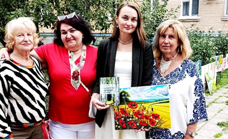 Переяславка Галини Глушко на День Незалежності влаштувала вернісаж своїх картин просто неба