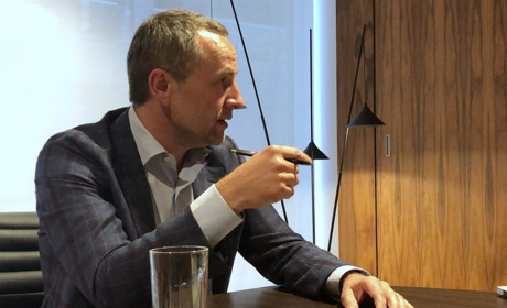 «28 років країну грабували»