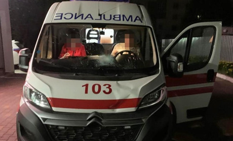 Вночі у Новограді під колеса швидкої потрапив пішохід: поліція з'ясовує обставини