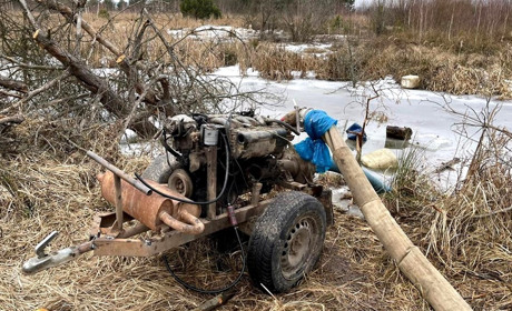 Збирав поблизу дрова: у селі Сарненського району вилучили мотопомпу для видобутку бурштину