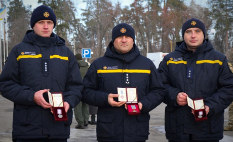 Уманські рятувальники отримали медалі в День Збройних Сил України