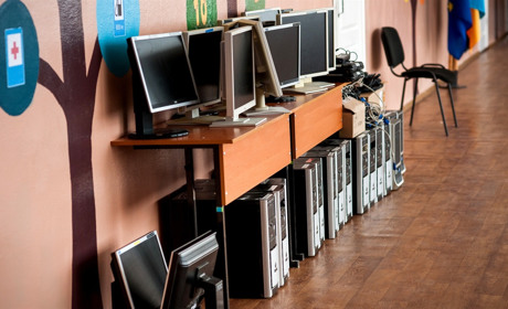 140 компьютеров привезли торецким школам волонтеры Ініціативи Е+