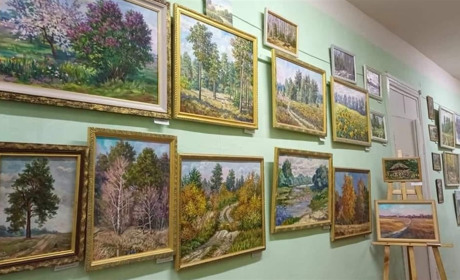 У Воронізькій бібліотеці відкрилась виставка картин "Намальованих серцем"