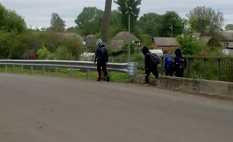 Ложка «дьогтю» в бочці дорожнього «меду»: як білопільські діти долають шлях до школи