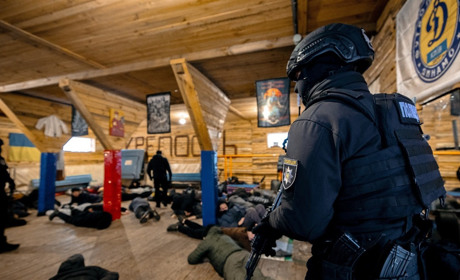 Рабська праця замість реабілітації: на Київщині викрили групу, що незаконно утримувала 58 людей