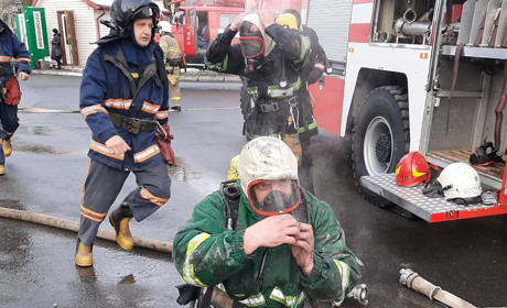 Пожежу будівлі Долинської ЦРЛ локалізували: жертв та постраждалих немає