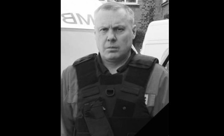 Загинув, рятуючи життя побратимів: дружині військового медика вручили орден