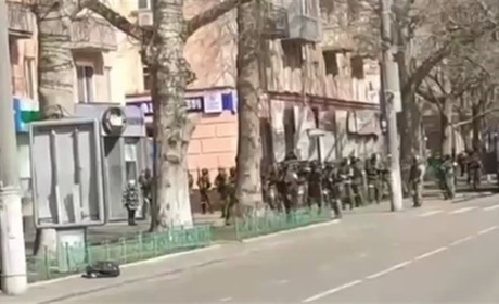 В Херсоні рашисти кинули в мирних людей гранату та викрали жінку, що вела стрім
