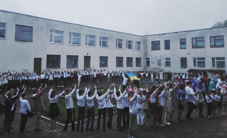 У Городці з нагоди відзначення Дня вишиванки учні і працівники школи провели танцювальний флешмоб