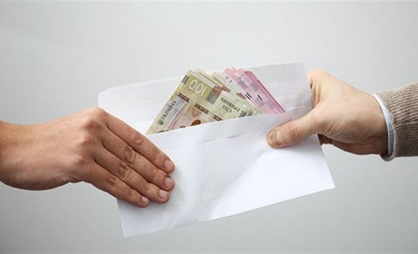 Двоє сватівських поліцейських постануть перед судом за хабар у 5000 гривень