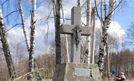 Корюківська старша молодь впорядкувала територію біля хреста на Олексіївці