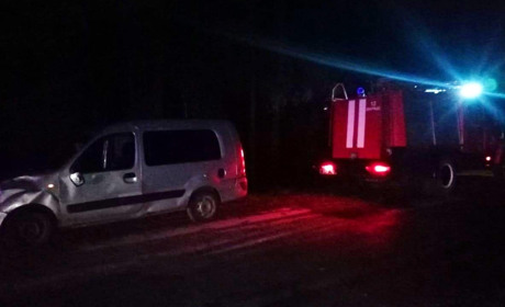 На Володимиреччині рятувальники через ожеледь витягували автомобіль з кювету