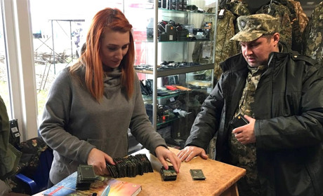 У магазині «London» військову амуніцію розкупили в перший день війни. Зараз її замовляють волонтери