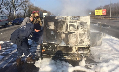 На трасі біля Новограда загорівся автомобіль, який перевозив газовий балон