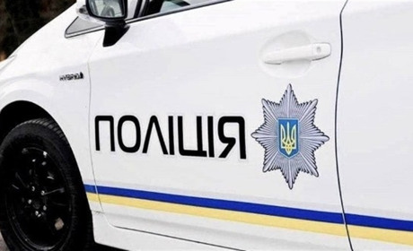 Жителька Переяслава поскаржилася на чоловіка, який у вузькому провулку мив автобус: хроніка поліції