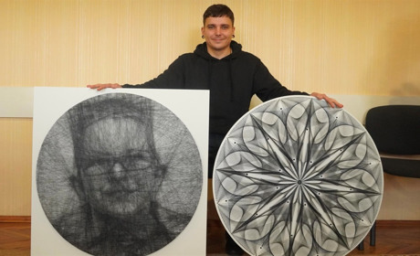 Переяславець займається грою на «космічному» інструменті та «стрінг-артом»: малює картини нитками