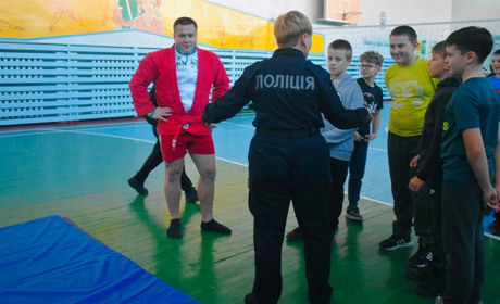 У Нетішині поліцейські навчали школярів прийомів самооборони