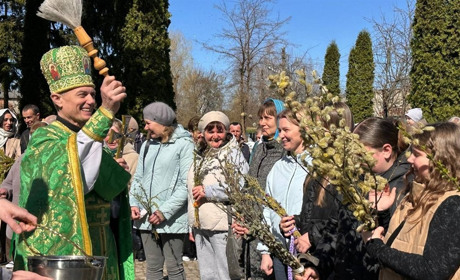 Вербна неділя у Старокостянтинові: віряни з родинами освячували вербу у храмах громади
