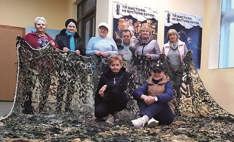 "Червоноградські поплетушки" відправили на фронт уже більше п'яти сотень маскувальних сіток